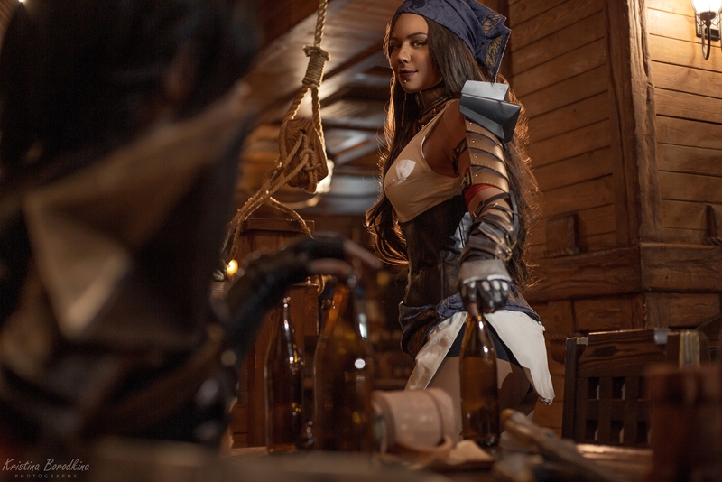 Cosplayer Mea Lee Dresses Up As Isabela From Dragon Age