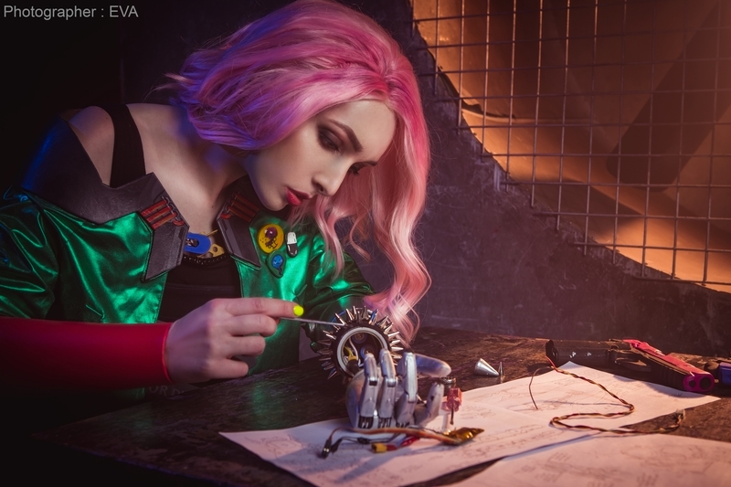 Косплей на Kitsch Girl из Cyberpunk 2077. Косплеер: Александра Вяткина. Фотограф: Ева Давыдова. Источник: vk.com/eva_cosplay_photo