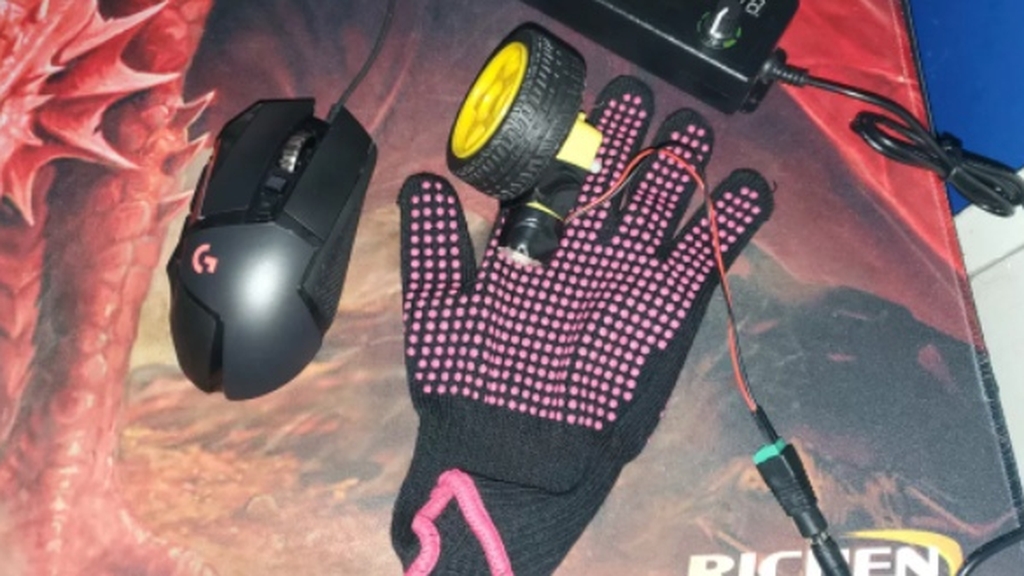 Игрок в Overwatch сделал перчатку с мотором, чтобы одновременно использовать два скилла Ангела