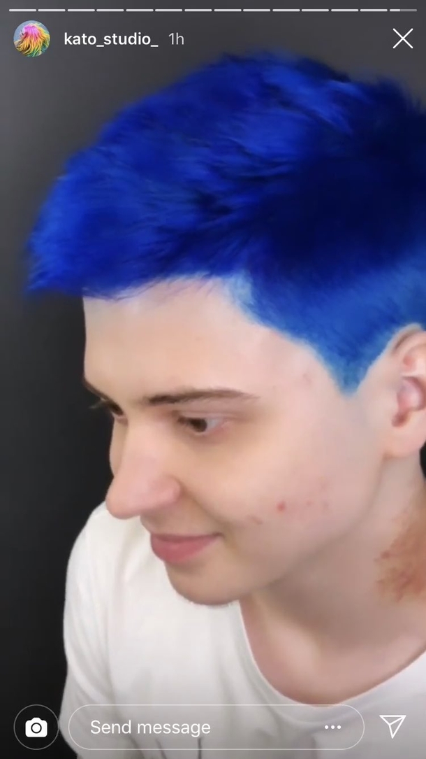 Kennys покрасил волосы в синий