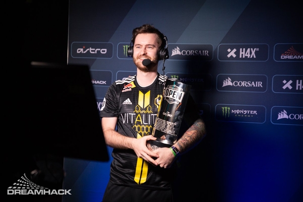 nbk istochnik dreamhack - team vitality fortnite t shirt