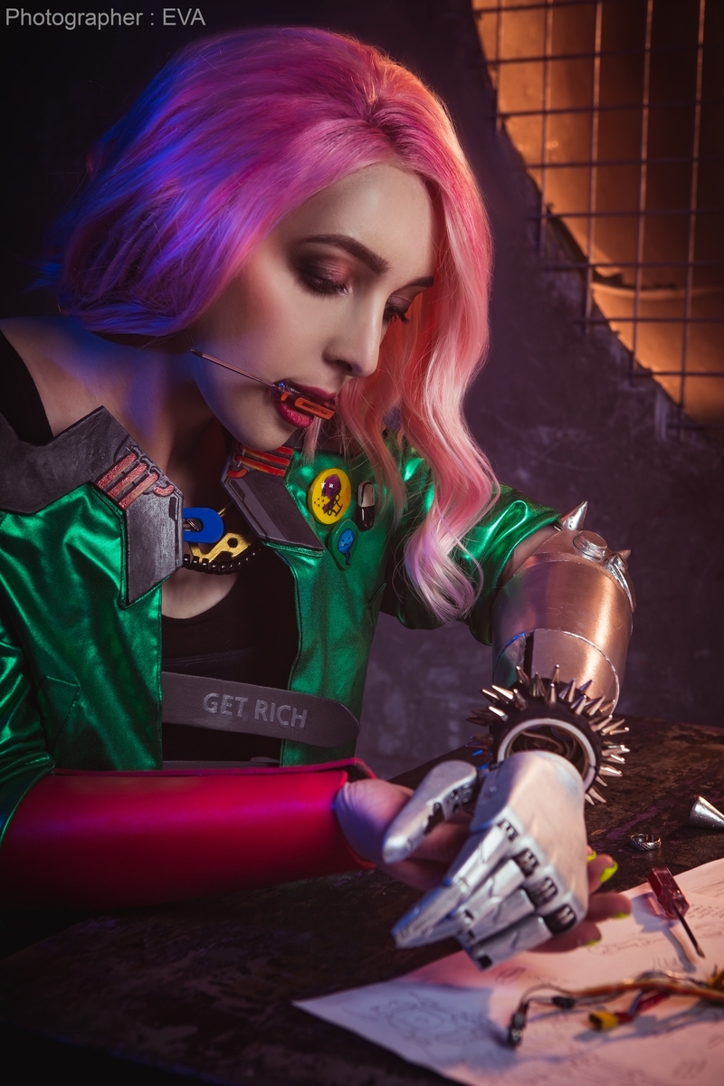 Косплей на Kitsch Girl из Cyberpunk 2077. Косплеер: Александра Вяткина. Фотограф: Ева Давыдова. Источник: vk.com/eva_cosplay_photo